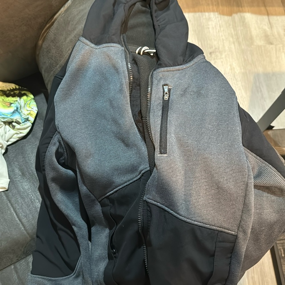 Under armour jacket size youth small